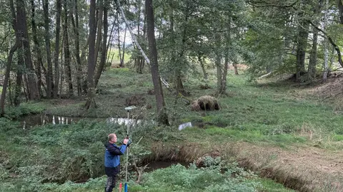 Die Grundwassermesstellen am Lisci potok (Fuchsbach) werden geodätisch eingemessen.
