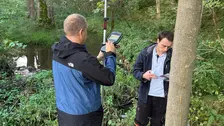 Die Grundwassermessstellen werden geodätisch eingemessen.
