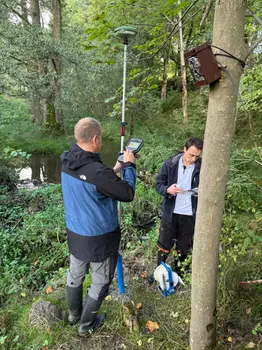 Die Grundwassermessstellen werden geodätisch eingemessen.