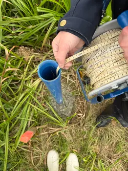 Die Grundwassertiefe wird mithilfe eines Lichtlots ermittelt.