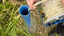 Die Grundwassertiefe wird mithilfe eines Lichtlots ermittelt.