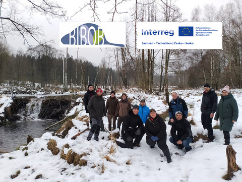Gruppenfoto mit Biberdamm