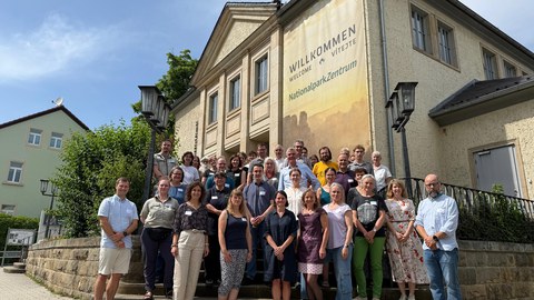 Gruppenfoto vor dem Nationalparkzentrum in Bad Schandau