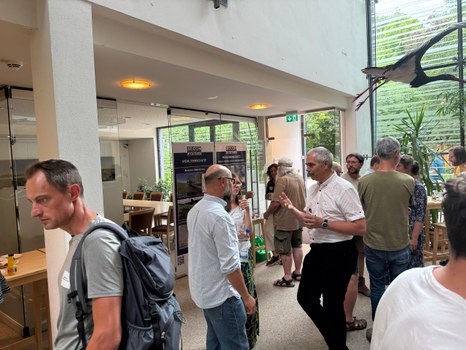 Gäste des Workshop in Diskussionen vertieft während der Kaffeepause