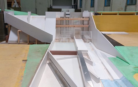 Blick vom Unterwasser auf das Absperrbauwerk im Wasserbaulabor