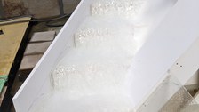 Strömungsbild auf der Kaskade der Hochwasserentlastungsanlage bei Bemessungshochwasserzufluss 2 im Wasserbaulabor