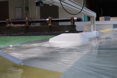 Man erkennt stehende Wellen im Bereich des Einlaufbauwerks im Labor.