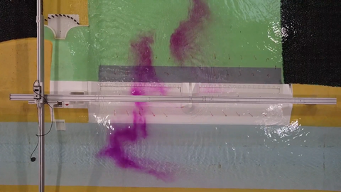 Zur Stroemungsvisualisierung am Einlaufbauwerk wurde ein Farbmittel verwendet und man erkennt den Einfluss der Wehrpfeiler auf das Abflussgeschehen.