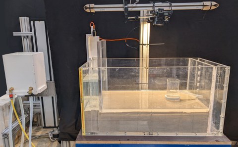 Foto des experimentellen BEP- Versuchsaufbaus im Wasserbaulabor der TU Dresden