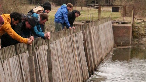 Studenten am Nadelwehr Alt-Schadow (Hauptspree)