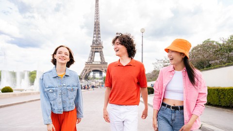 junge Studierende auf den Straßen von Paris