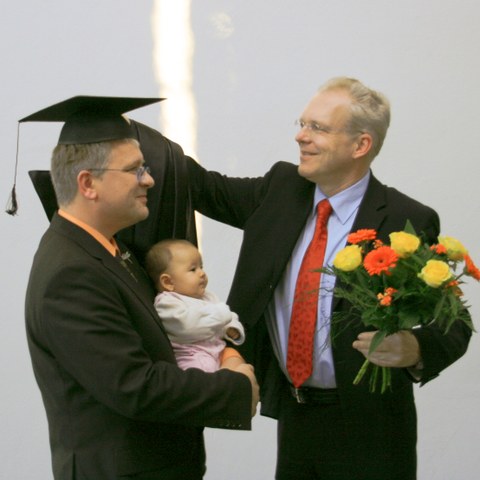 Harald Michler mit Tochter Leoni nimmt die Glückwünsche von Prof. Manfred Curbach entgegen
