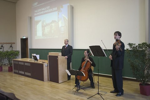 Der Dekan begrüßt die Festversammlung und stellt die Musiker Beate Hofmann (Violoncello) und Tilmann Baubkus (Violine) vor.