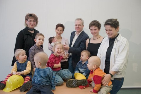 Die SFB-Kids mit ihren Müttern und SFB-Sprecher Prof. Manfred Curbach