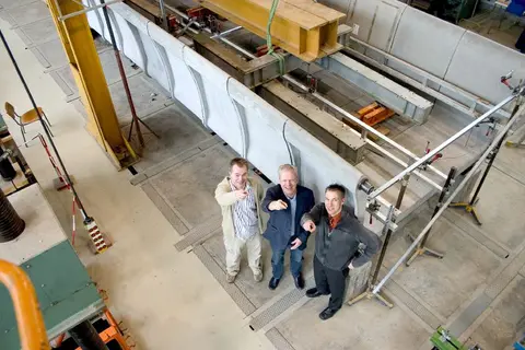 Nach dem Test des Prototyps der Brücke im Otto-Mohr-Labor: Prof. Manfred Curbach (Mitte) mit Dipl.-Ing. Dirk Jesse (links) und Dipl.-Ing. Silvio Weiland.