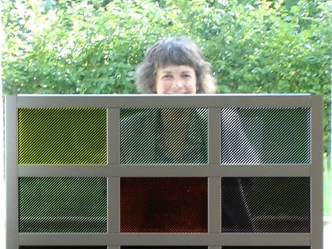 Dr. Susanne Rexroth mit ersten Forschungsergebnissen: semitransparenten, farbigen Photovoltaikmodulen in Dünnschichttechnologien