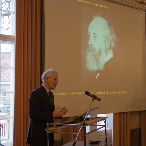 Prof. Weller (mit Bild von Friedrich Siemens) bei der Feier zur Eröffnung des Friedrich-Siemens-Labors