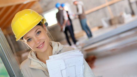 Junge Bauingenieurin