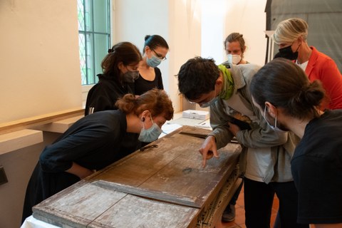 Exakte Ermittlung der genauen Zustandsdaten des Kunstwerkes. Die Studierenden dürfen den Altarflügel im Stadtmuseum Freiberg genau unter die Lupe nehmen.