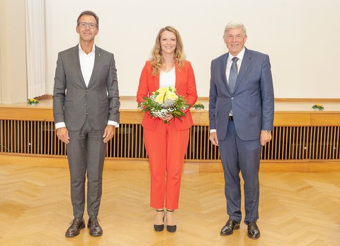 Kurt-Beyer-Preis für Frau Dr.-Ing. Anne Harzdorf, v.l.n.r.: Dipl.-Ing. Adrian Diaconu von der Hochtief Infrastructure GmbH, Dr.-Ing. Anne Harzdorf, Prof. Dr.-Ing. Rainer Schach.