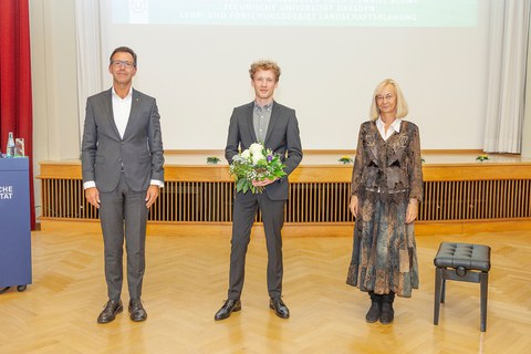 V.l.n.r.: Dipl.-Ing. Adrian Diaconu von der Hochtief Infrastructure GmbH, Daniel Blume, M. Sc., Prof. Dr.-Ing. Catrin Schmidt,Prodekanin Fakultät Architektur.