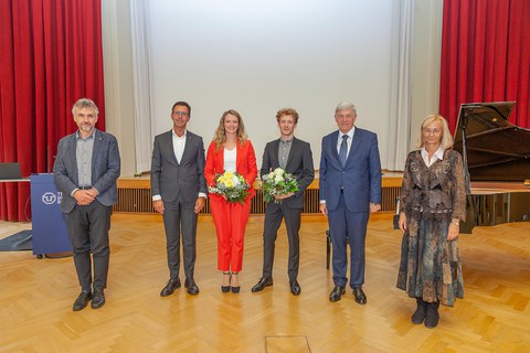 V.l.n.r.:Prof. Dr. Michael Kobel, Prorektor Bildung der TU Dresden, Dipl.-Ing. Adrian Diaconu von der Hochtief Infrastructure GmbH, Dr.-Ing. Anne Harzdorf, Daniel Blume, M. Sc., Prof. Dr.-Ing. Rainer Schach, Dr.-Ing. Catrin Schmidt.