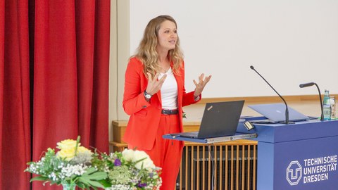 Frau Dr.-Ing. Anne Harzdorf referiert zum Thema "Anpassungs- und Umsetzungsfähigkeit von Produktionshallen" Foto: Stefan Gröschel