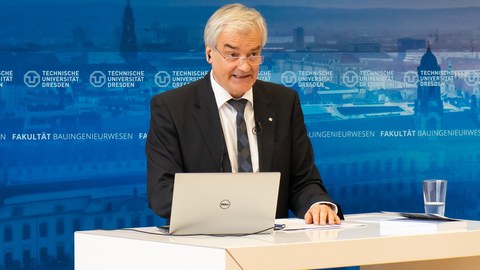 Professor Stamm eröffnet das Dresdner Wasserbaukolloquium 2021