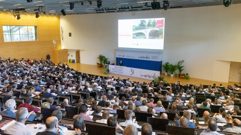 Voll besetzter Hörsaal im AudiMax