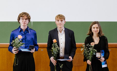 Dipl.-Ing. Jonas Scharf in der Mitte des Gruppenbildes