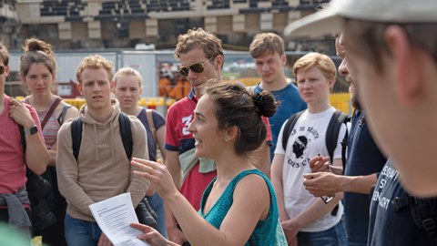 Charlotte Marx führt durch die Dresdner Innenstadt