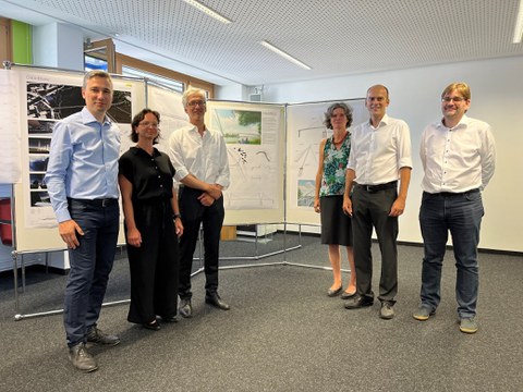 Gruppenfoto von der Jury vor den Entwürfen