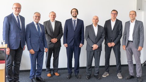 Gruppenfoto im Sitzungszimmer auf der August-Bebel-Straße in Dresden