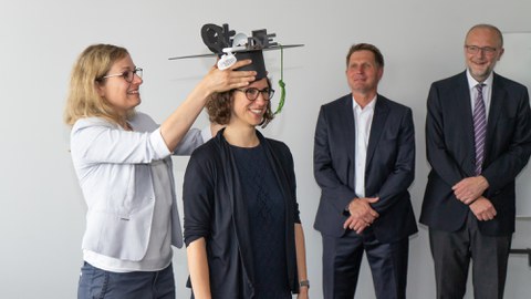 Leonie Scheuring bekommt ihren wohlverdienten Doktorhut aufgesetzt