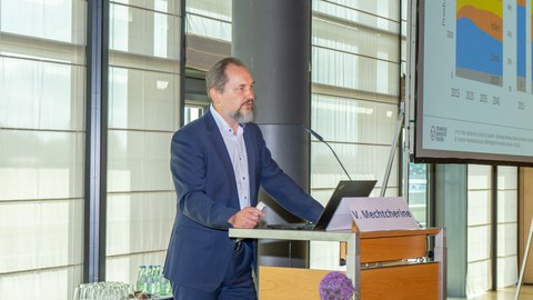 Prof. Mechtcherine referiert zu neuen Forschungsprojekten am Institut für Baustoffe.