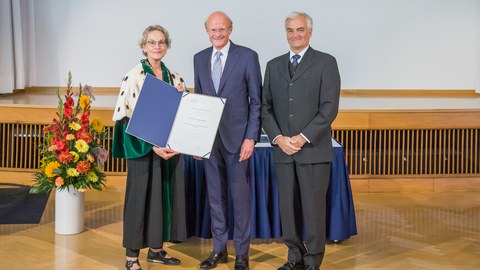 Gruppenbild mit der Rektorin 