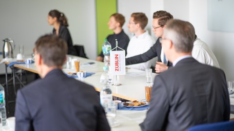 Vortrag vor der Jury im Sitzungszimmer