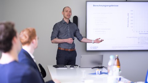 Vortrag vor der Jury im Sitzungszimmer