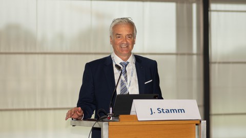 Professor Stamm am Rednerpult