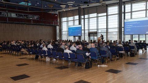 Viele Teilnehmer im großen Saal des Congress Center Dresden.