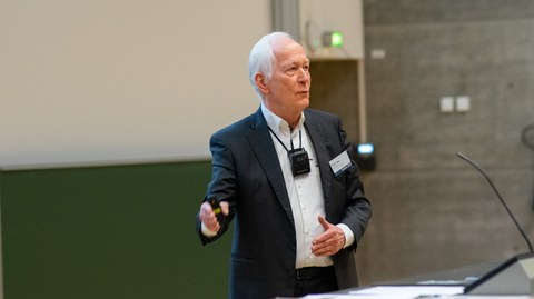 Professor Gunter Henn am Rednerpult