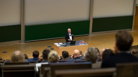 Professor Gunter Henn am Rednerpult