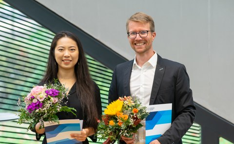 Gruppenbild der Preisträger im Carbonbetonhaus Cube auf dem Campus der TU Dresden
