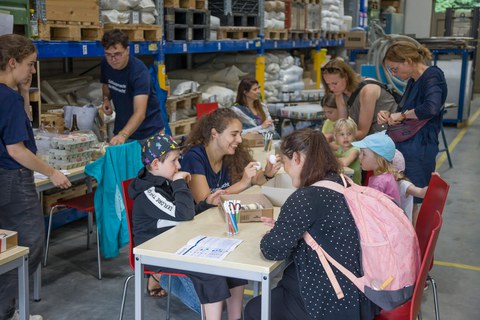 Am Egg-Drop-Stand werden Verpackungen für Eier geprobt