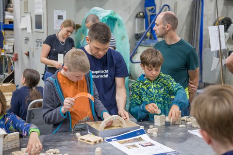 Kinder basteln an einem Stand