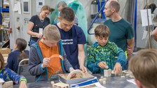 Kinder basteln an einem Stand