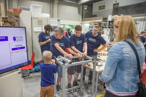 Kinder basteln an einem Stand