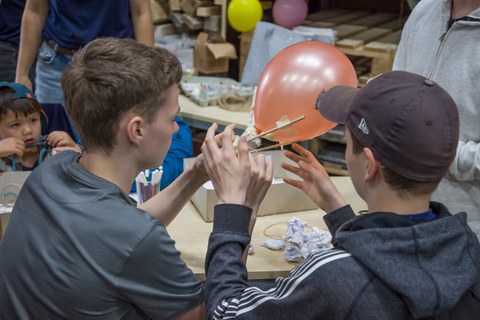 Kinder basteln an einem Stand