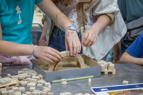 Kinder basteln an einem Stand