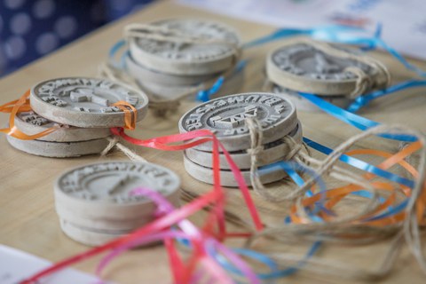 Viele Medaillen auf dem Tisch